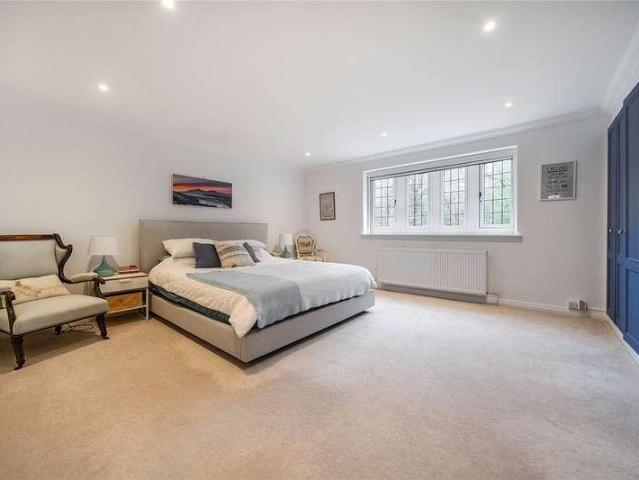 6 bed house for sale