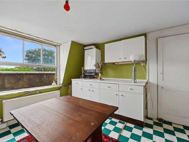 6 bed house for sale
