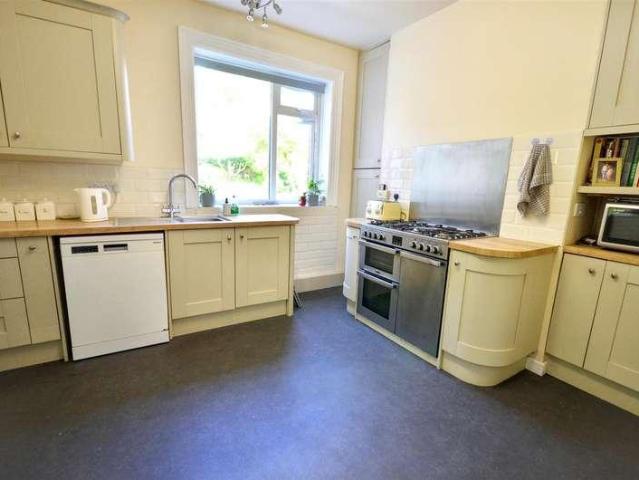 6 bed house for sale