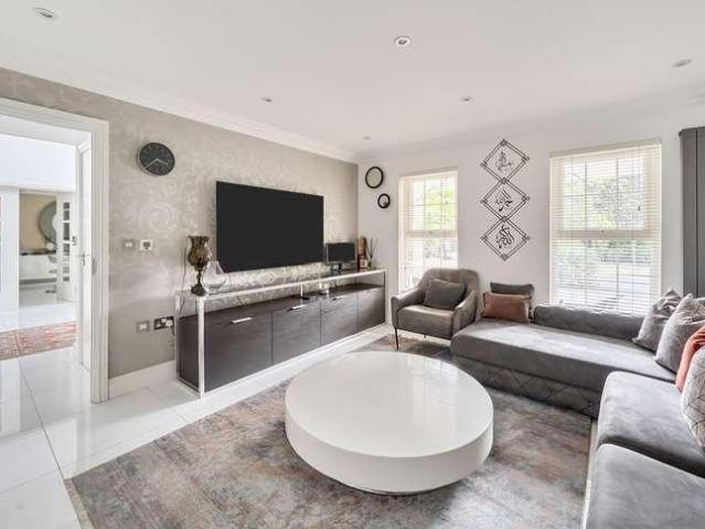 6 bed house for sale