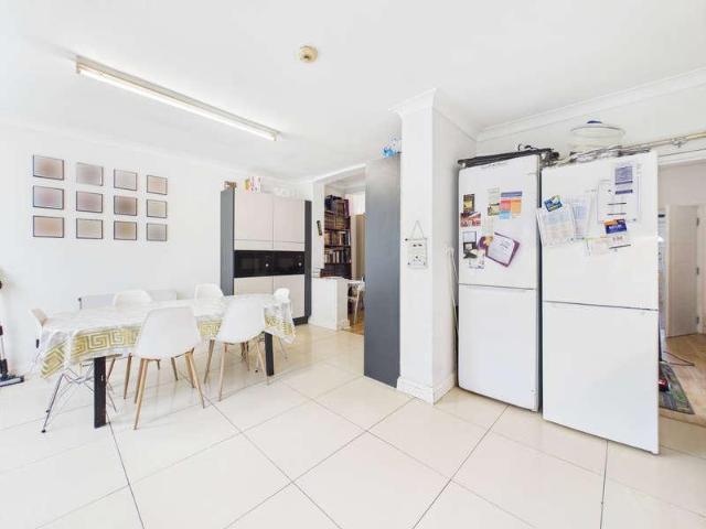 6 bed house for sale