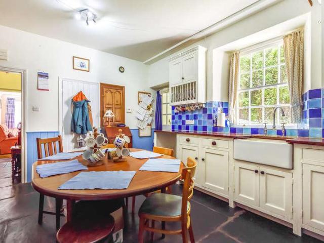 6 bed house for sale
