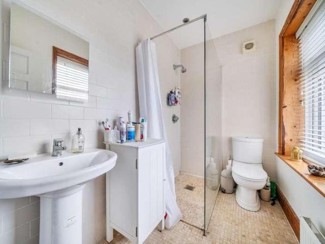 6 bed house for sale