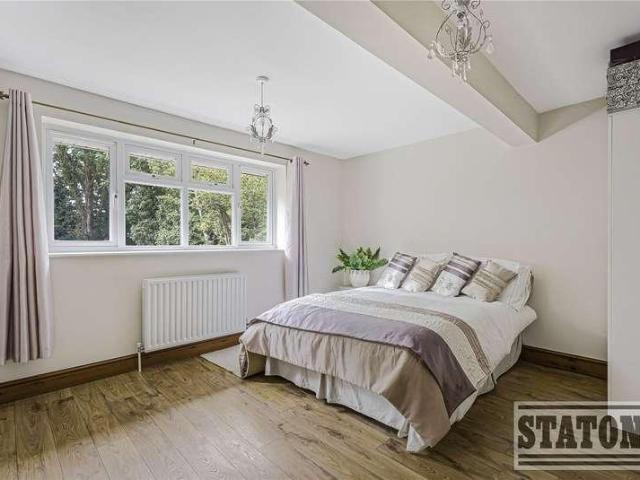 6 bed house for sale