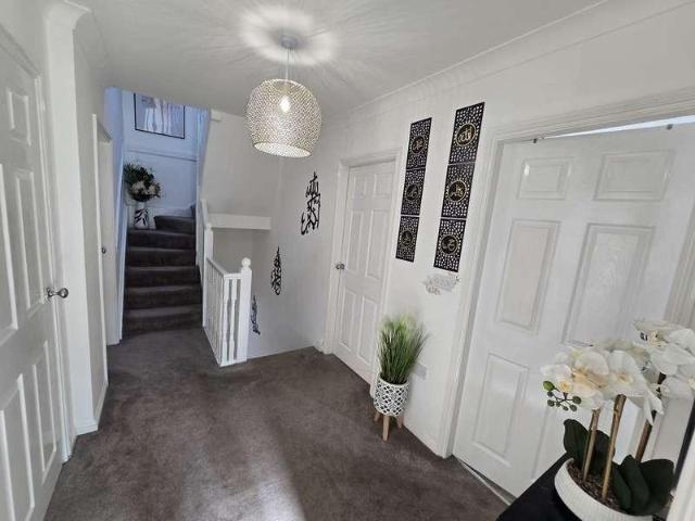6 bed house for sale