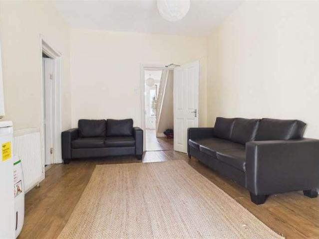 6 bed house for sale