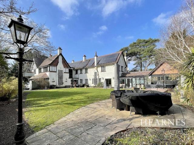 6 bed house for sale