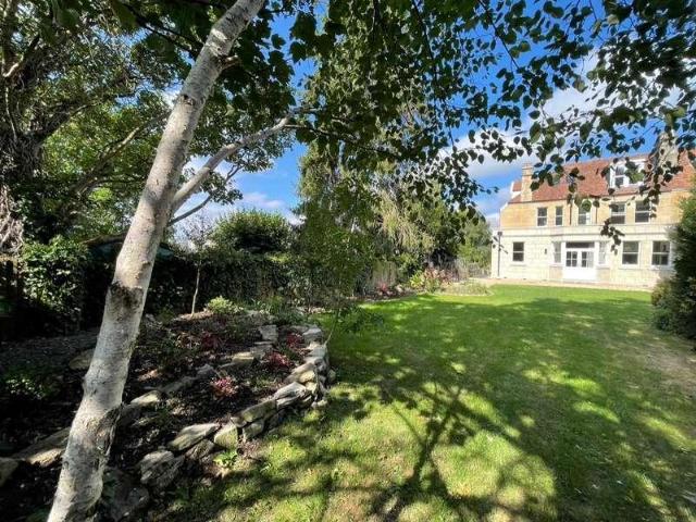 6 bed house for sale