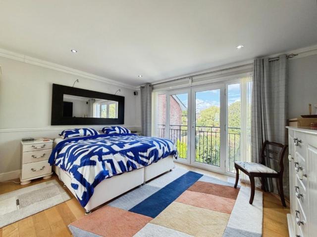 6 bed house for sale