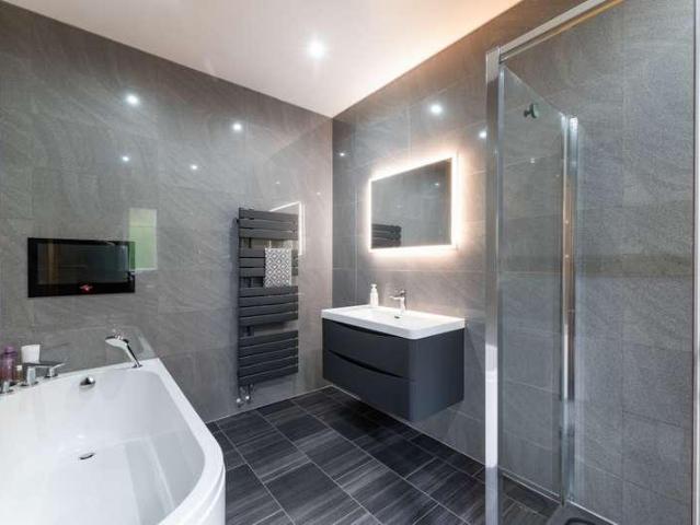 6 bed house for sale