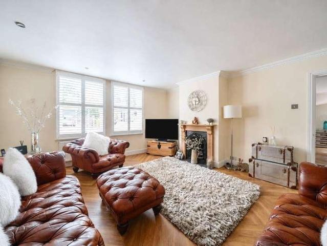 6 bed house for sale
