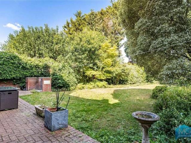 6 bed house for sale