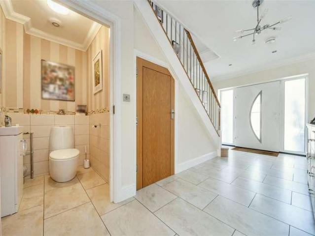 6 bed house for sale