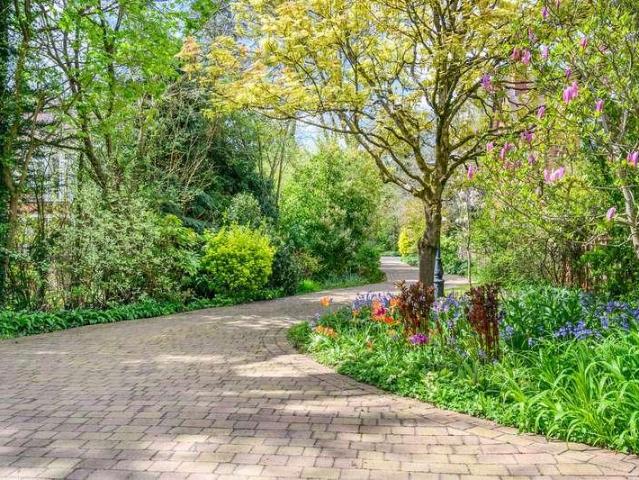 6 bed house for sale