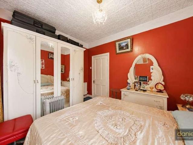 6 bed house for sale