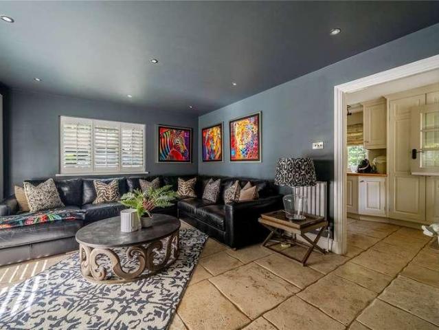 6 bed house for sale