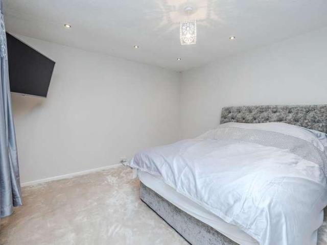 6 bed house for sale