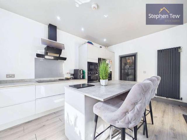 6 bed house for sale