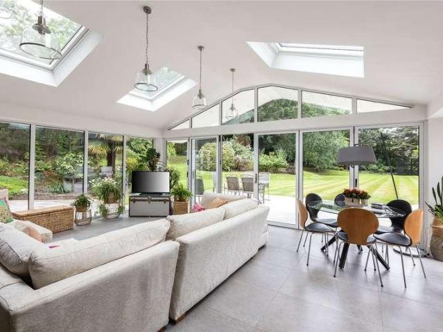6 bed house for sale