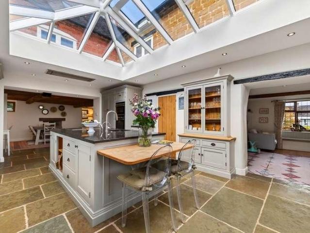 6 bed house for sale