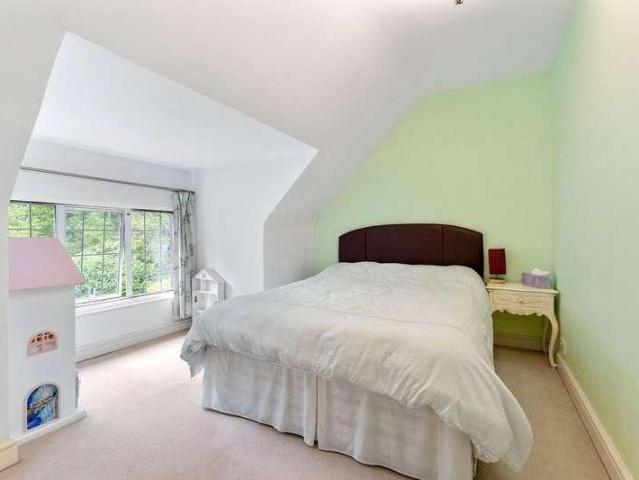 6 bed house for sale