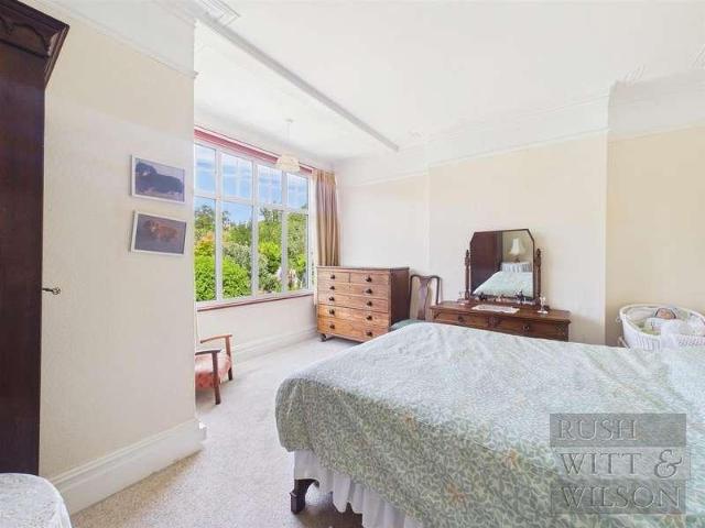 6 bed house for sale