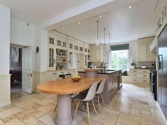6 bed house for sale