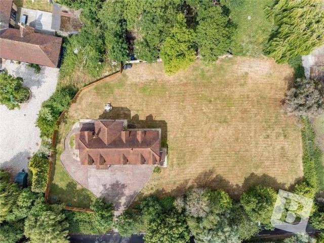 6 bed house for sale