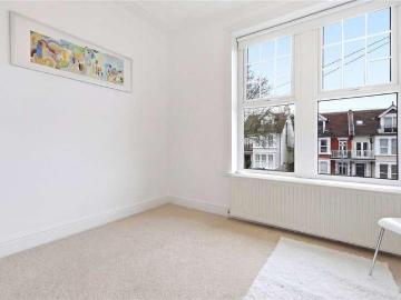 6 bed house for sale