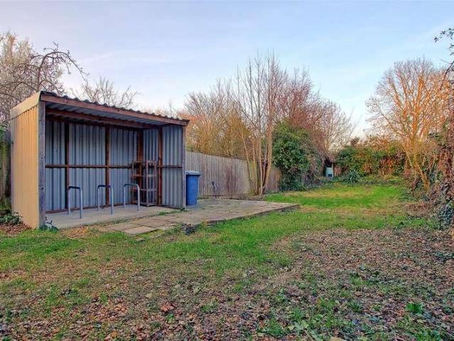 5 bed house for sale