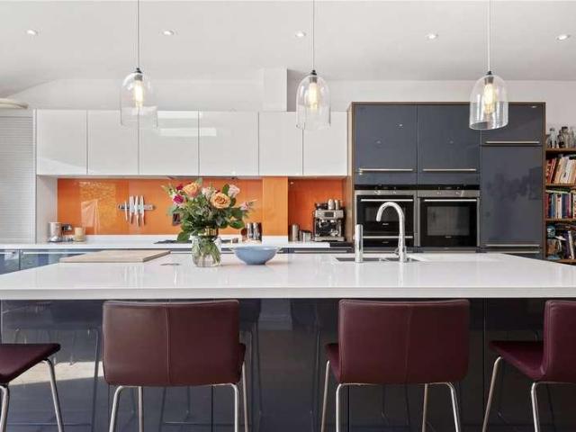 6 bed house for sale