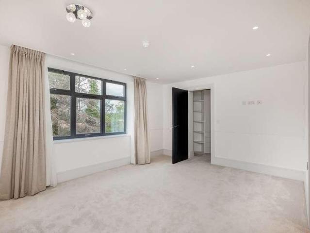 6 bed house for sale
