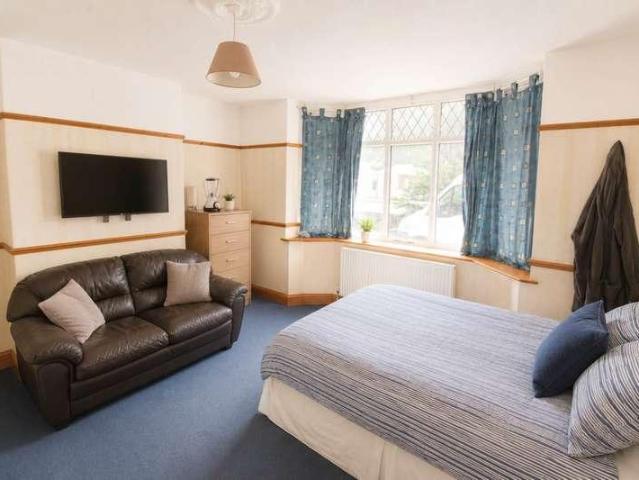 6 bed house for sale