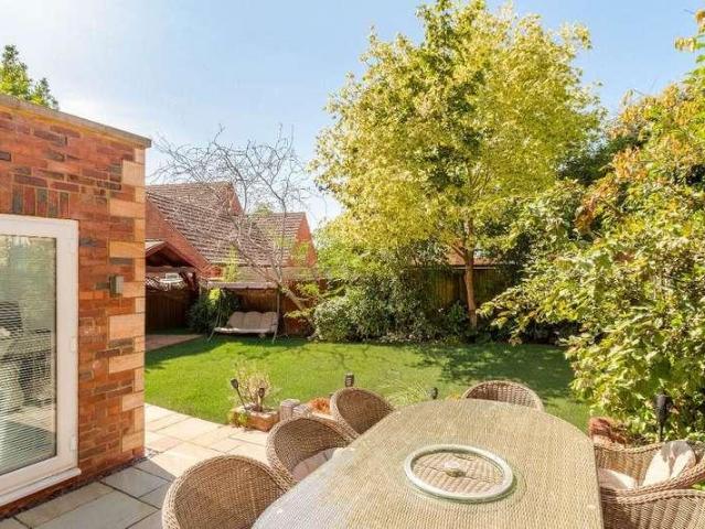 6 bed house for sale