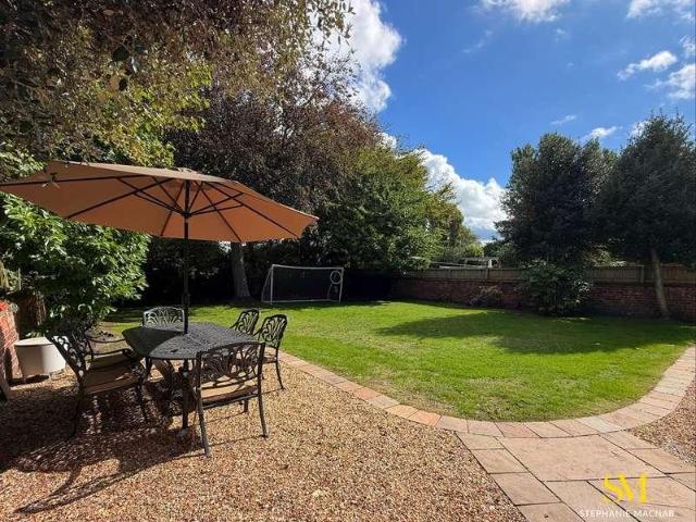 6 bed house for sale