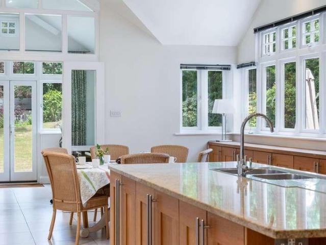 6 bed house for sale