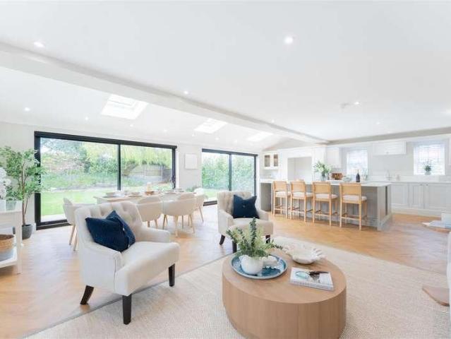 6 bed house for sale