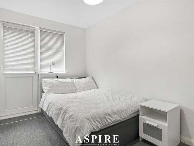 6 bed house for sale