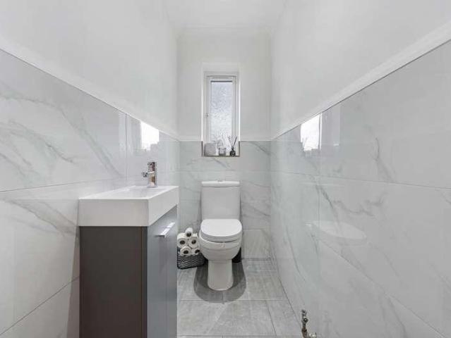 6 bed house for sale