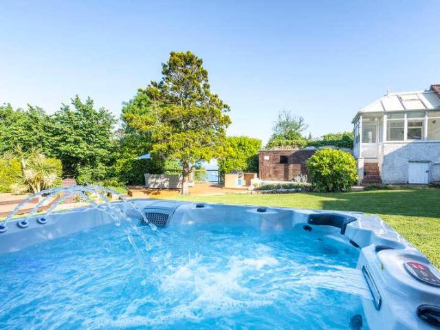 6 bed house for sale
