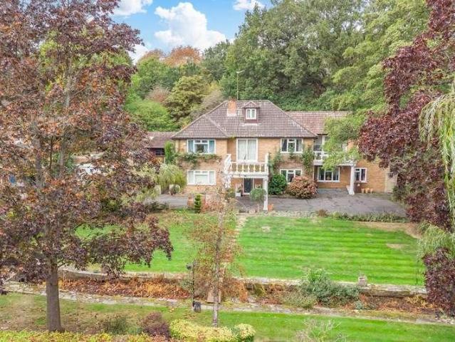 6 bed house for sale