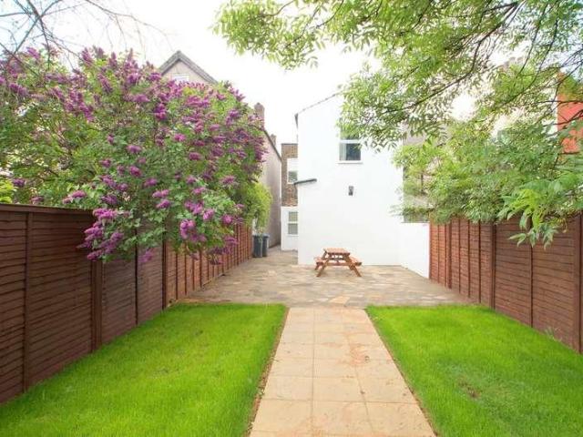 6 bed house for sale