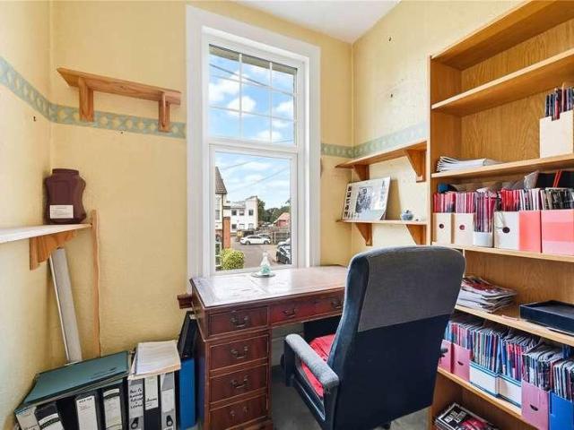 6 bed house for sale