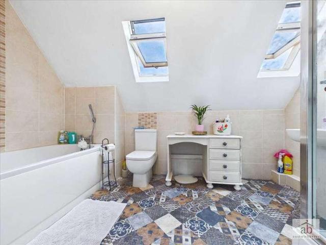 6 bed house for sale