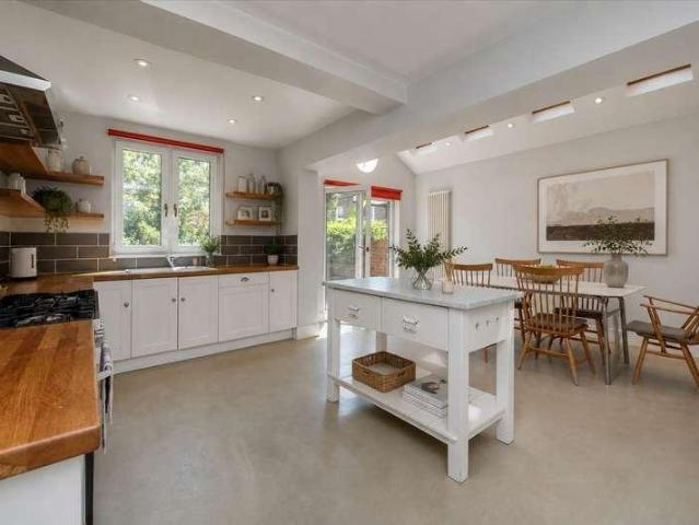 6 bed house for sale