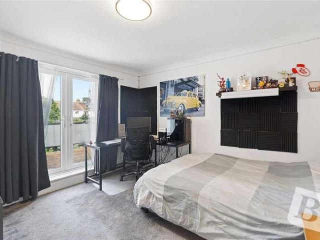 6 bed house for sale