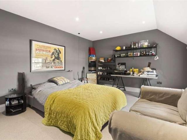 6 bed house for sale