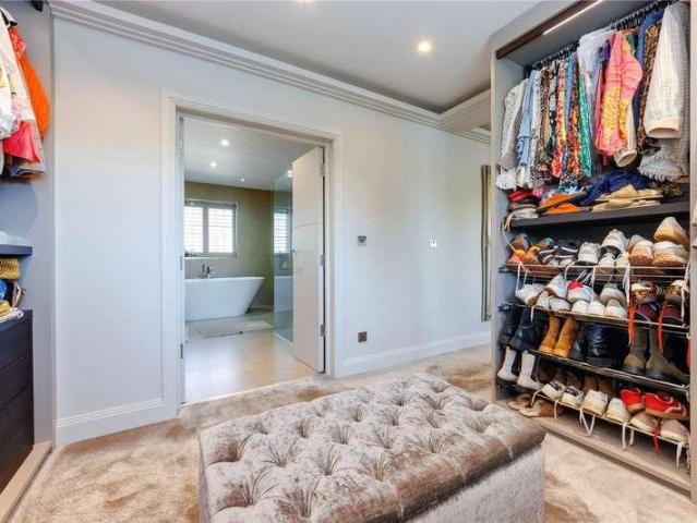 6 bed house for sale