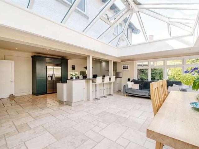 6 bed house for sale
