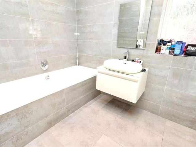 6 bed house for sale